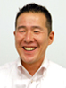写真 (右): 営業本部 営業部 営業1課 課長 松島 宏至氏
