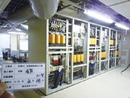 写真: 旧800MHz帯対応基地局の電源設備
